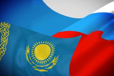 Незважаючи на те, що в 2012 році між Казахстаном і Росією був підписаний договір, який свідчить про обмін трудовими ресурсами, резиденти Казахстанської Республіки, які прибули в Росію, зобов'язані стати на міграційний облік